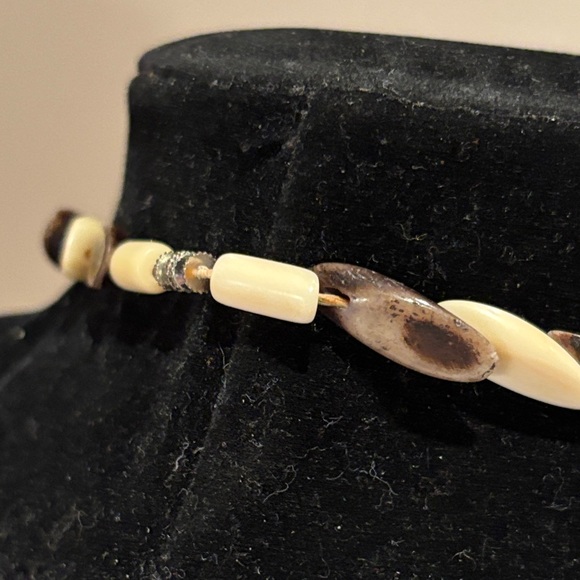 Elegant Two-Tone Necklace ivory - Picture 5 of 7